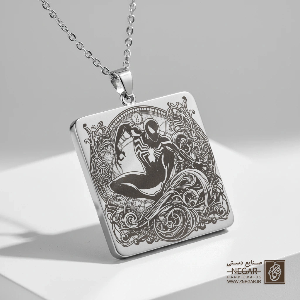 گردنبند طرح اسپایدرمن و نقوش اسلیمی شلوغ (حکاکی لیزری فایبر، مدل قاب مربع) کد 503213