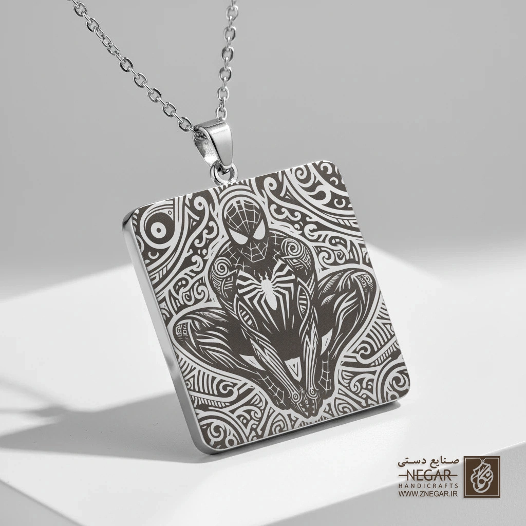 گردنبند طرح لوگوی اسپایدرمن بر سینه (حکاکی لیزری فایبر، مدل قاب مربع) کد 503215
