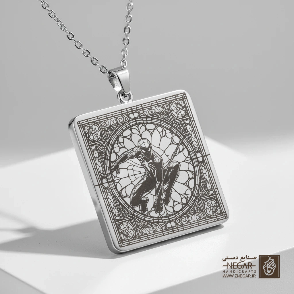 گردنبند طرح مرد عنکبوتی در تار هدف (حکاکی لیزری فایبر، مدل قاب مربع) کد 503216