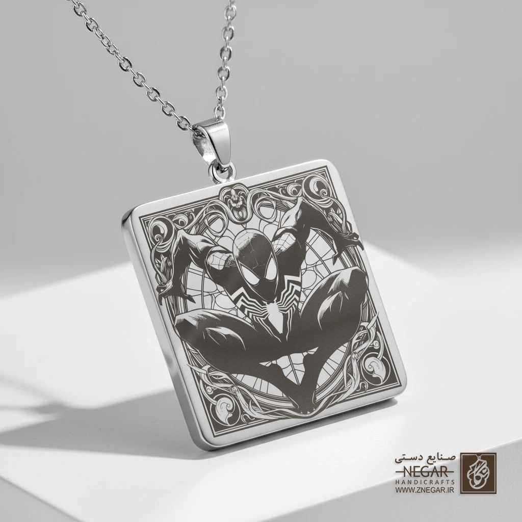 گردنبند طرح اسپایدرمن در قاب وحشی (حکاکی لیزری فایبر، مدل قاب مربع) کد 503218