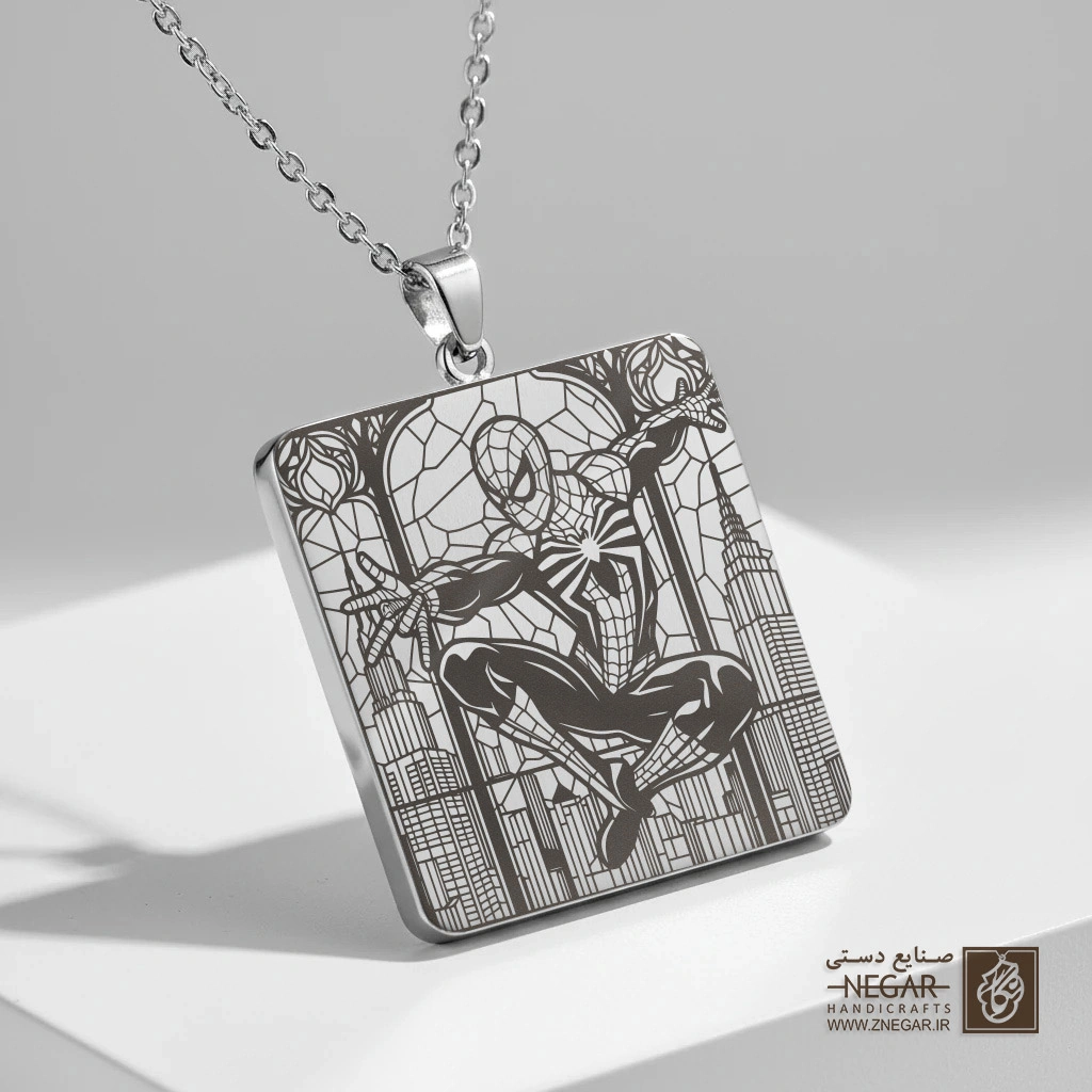 گردنبند طرح اسپایدرمن و نمای شهر نیویورک (حکاکی لیزری فایبر، مدل قاب مربع) کد 503225