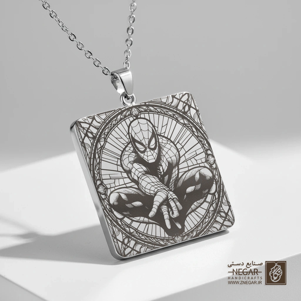 گردنبند طرح نیم‌رخ نشسته اسپایدرمن (حکاکی لیزری فایبر، مدل قاب مربع) کد 503227