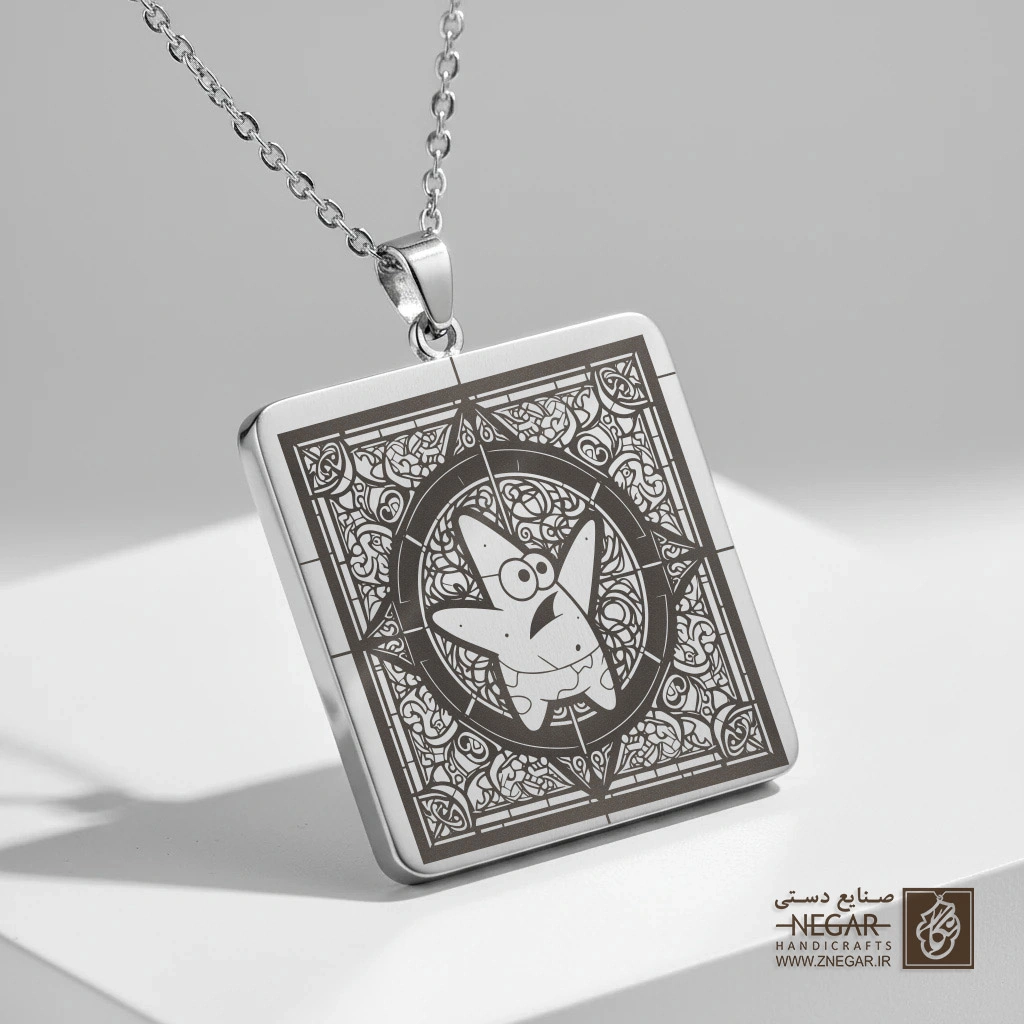 گردنبند طرح پاتریک قهرمان در قاب دایره (حکاکی لیزری فایبر، مدل قاب مربع) کد 503265