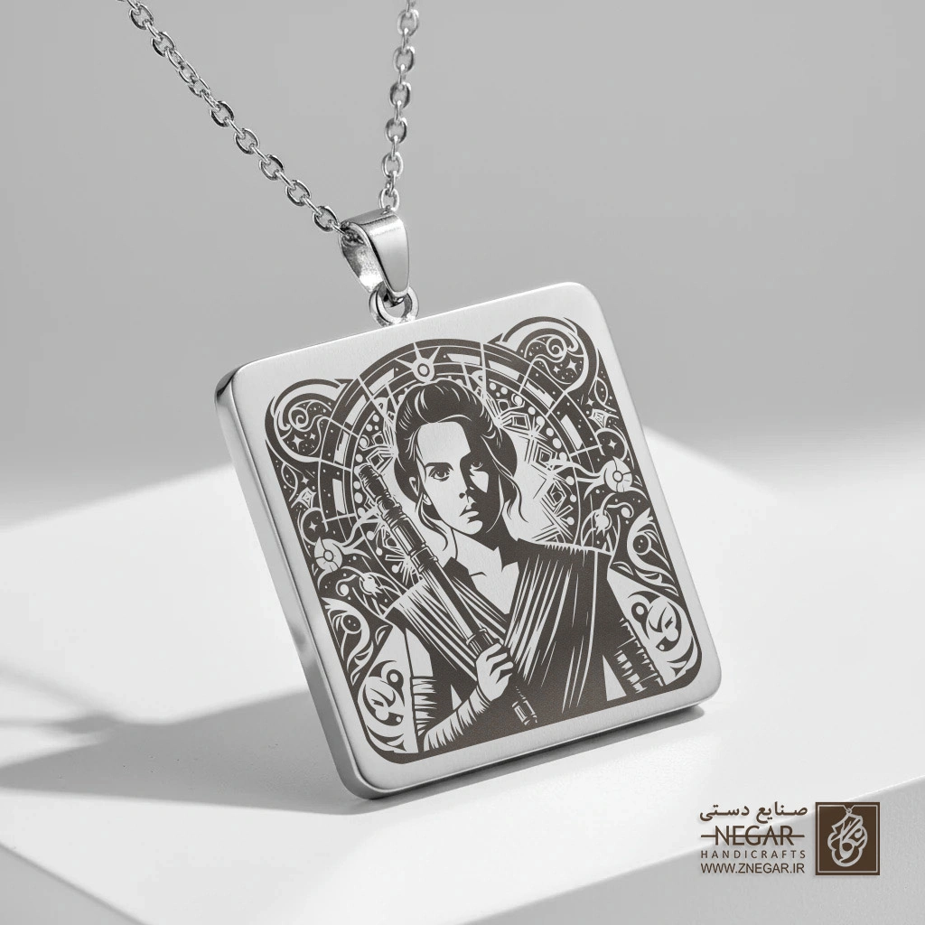 گردنبند طرح ری (Rey) با عصای جنگی (حکاکی لیزری فایبر، مدل قاب مربع) کد 503331