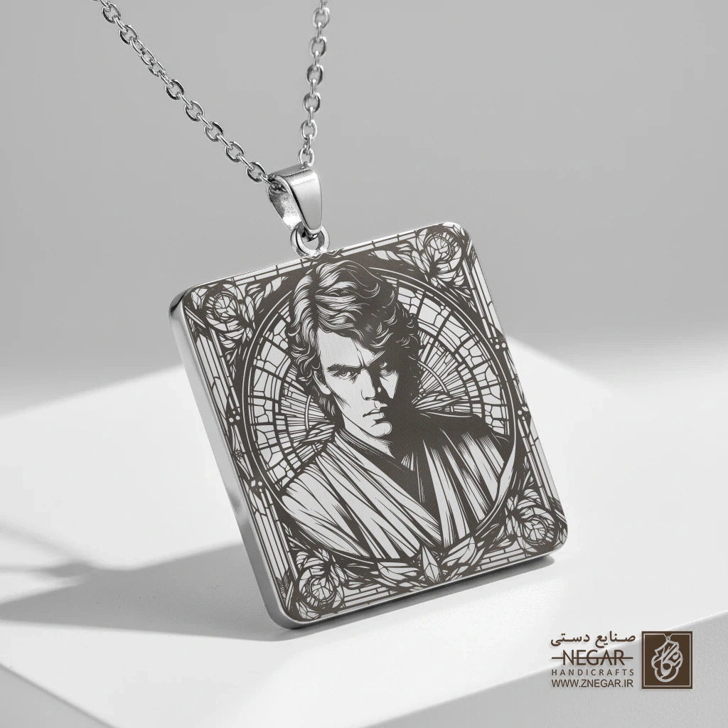 گردنبند طرح آناکین اسکای‌واکر جوان (حکاکی لیزری فایبر، مدل قاب مربع) کد 503344