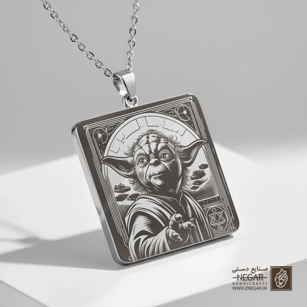 گردنبند طرح استاد یودا متفکر (حکاکی لیزری فایبر، مدل قاب مربع) کد 503348
