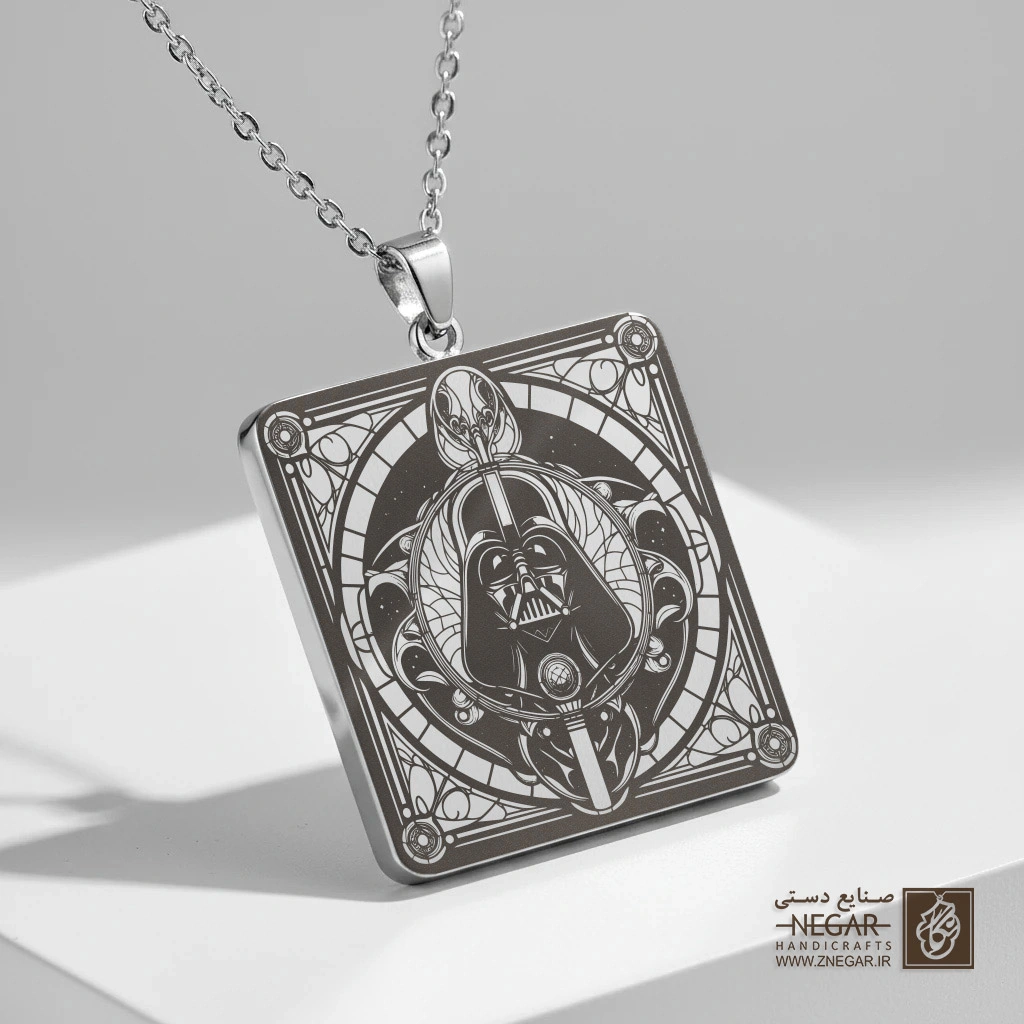 گردنبند طرح کلاهخود دارث ویدر در ماندالا (حکاکی لیزری فایبر، مدل قاب مربع) کد 503371