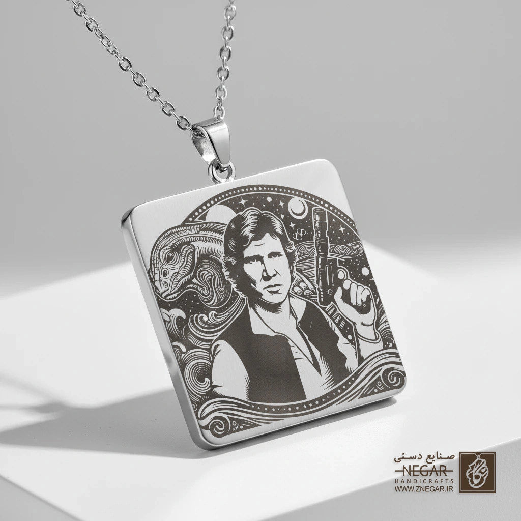 گردنبند طرح هان سولو (Han Solo) پرتره دایره‌ای (حکاکی لیزری فایبر، مدل قاب مربع) کد 503382