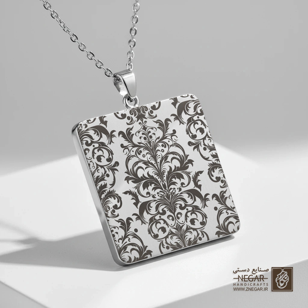 گردنبند طرح پترن کلاسیک داماسک (حکاکی لیزری فایبر، مدل قاب مربع) کد 503390