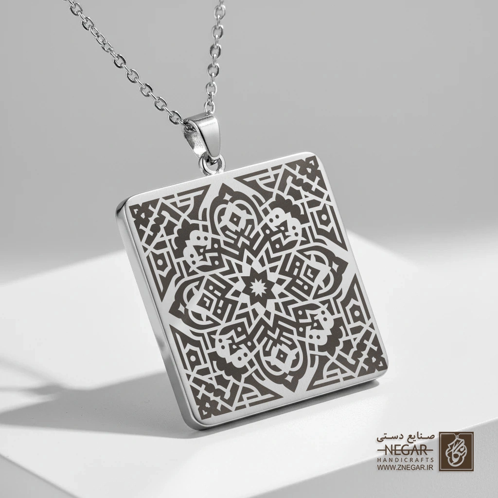 گردنبند طرح تابلو الگوی ستاره هشت‌پر استنسیل (Stencil Pattern ) (حکاکی لیزری فایبر، مدل قاب مربع) کد
