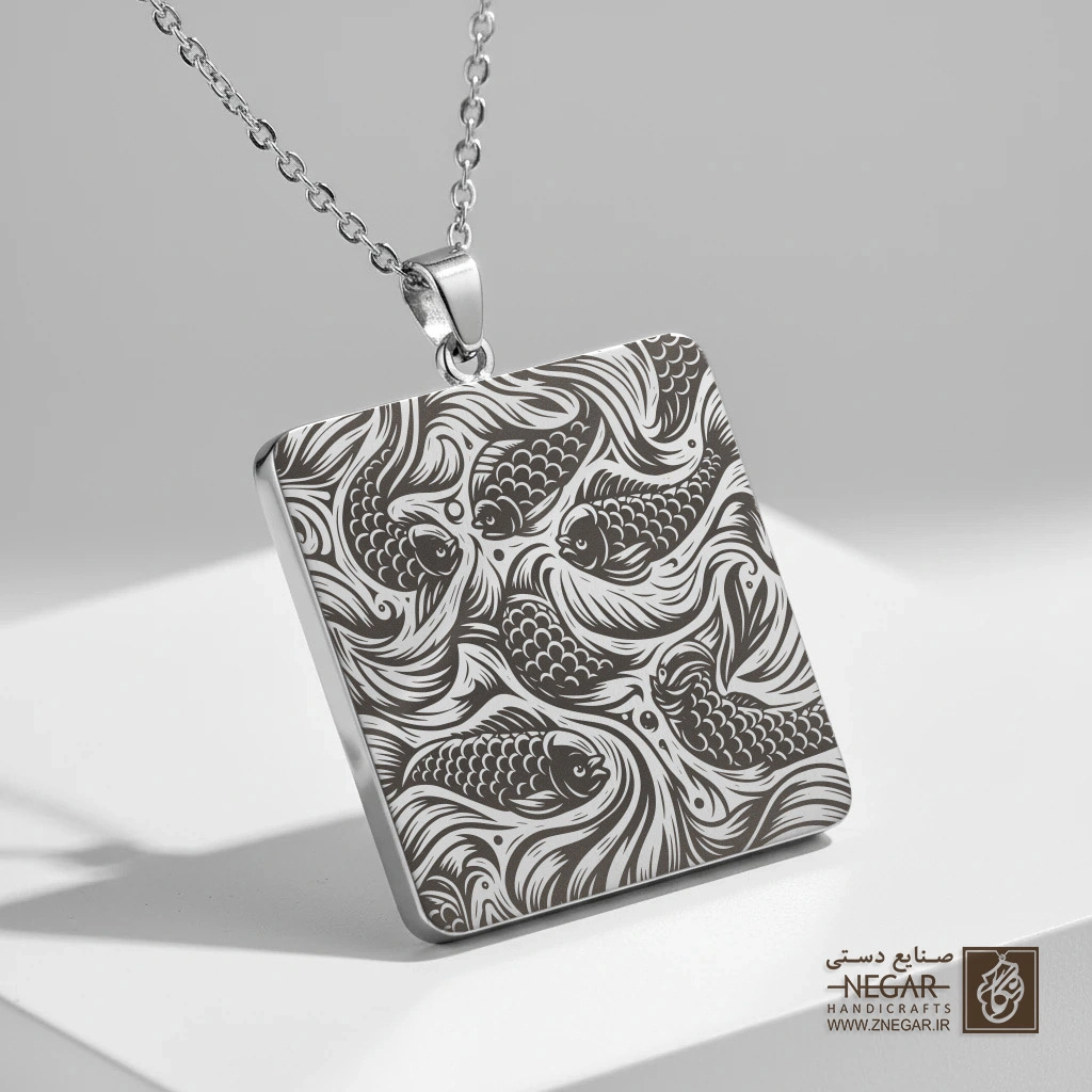 گردنبند طرح تابلو ماهی کوی و امواج (Koi Fish Pattern) (حکاکی لیزری فایبر، مدل قاب مربع) کد 503411