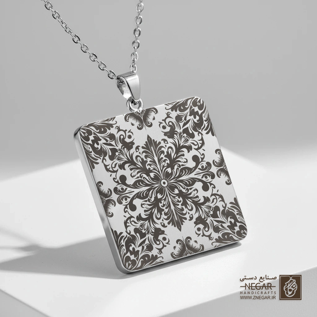 گردنبند طرح پترن ماندالا و خورشیدی (حکاکی لیزری فایبر، مدل قاب مربع) کد 503421
