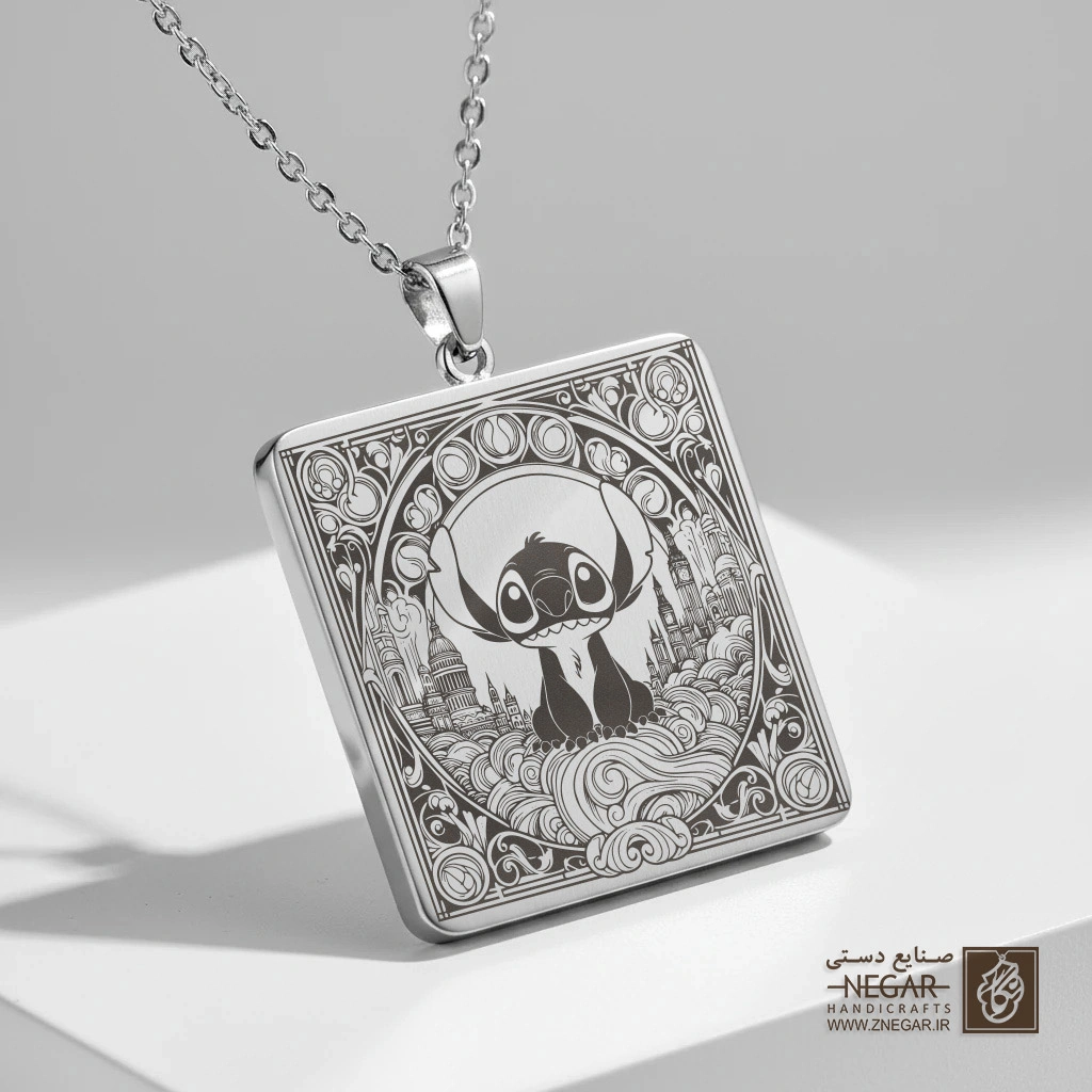 گردنبند طرح استیچ نشسته در قاب خورشیدی (حکاکی لیزری فایبر، مدل قاب مربع) کد 503428