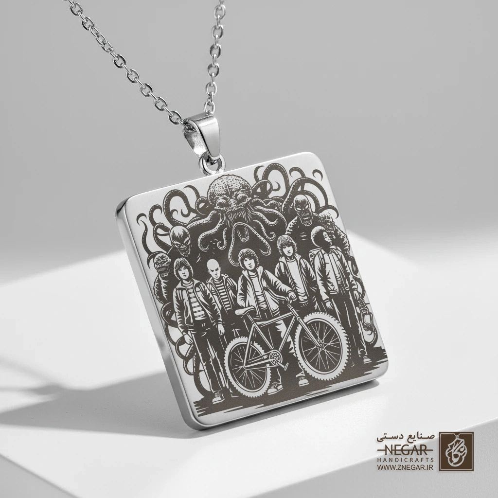 گردنبند طرح چهار قهرمان کوچک در حال فرار (حکاکی لیزری فایبر، مدل قاب مربع) کد 503444