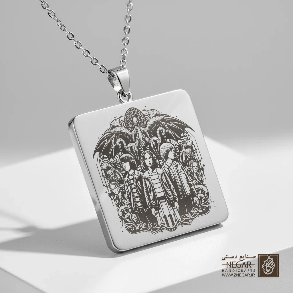 گردنبند طرح قلعه بایرز و نمادهای دنیای وارونه (حکاکی لیزری فایبر، مدل قاب مربع) کد 503445