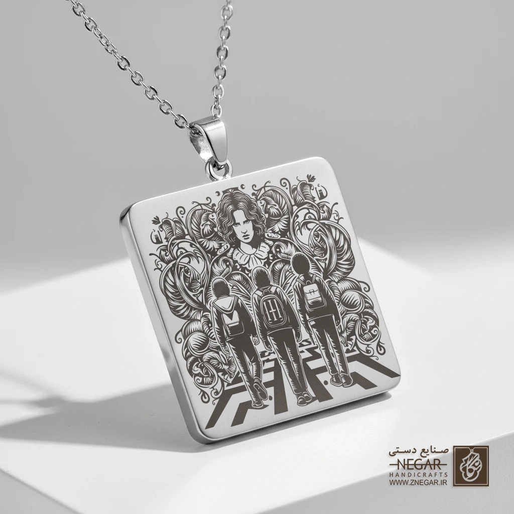 گردنبند طرح مکس میفیلد در اتمسفر دنیای تاریک (حکاکی لیزری فایبر، مدل قاب مربع) کد 503446