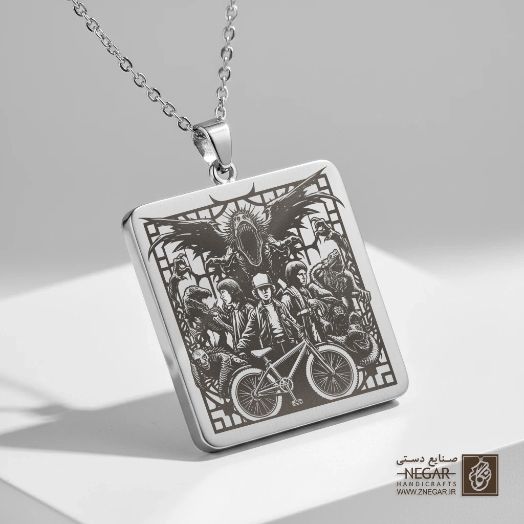گردنبند طرح سایه بچه‌ها در مقابل دروازه هیولا (حکاکی لیزری فایبر، مدل قاب مربع) کد 503448