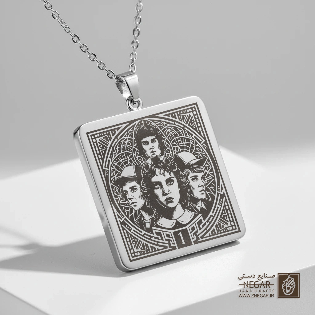 گردنبند طرح پرتره سه شخصیت محبوب در قاب لوزی (حکاکی لیزری فایبر، مدل قاب مربع) کد 503458