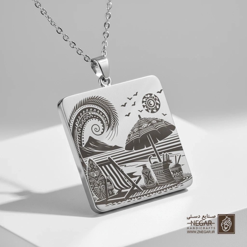 گردنبند طرح غروب دریا و صندلی آفتاب‌گیر (حکاکی لیزری فایبر، مدل قاب مربع) کد 503465