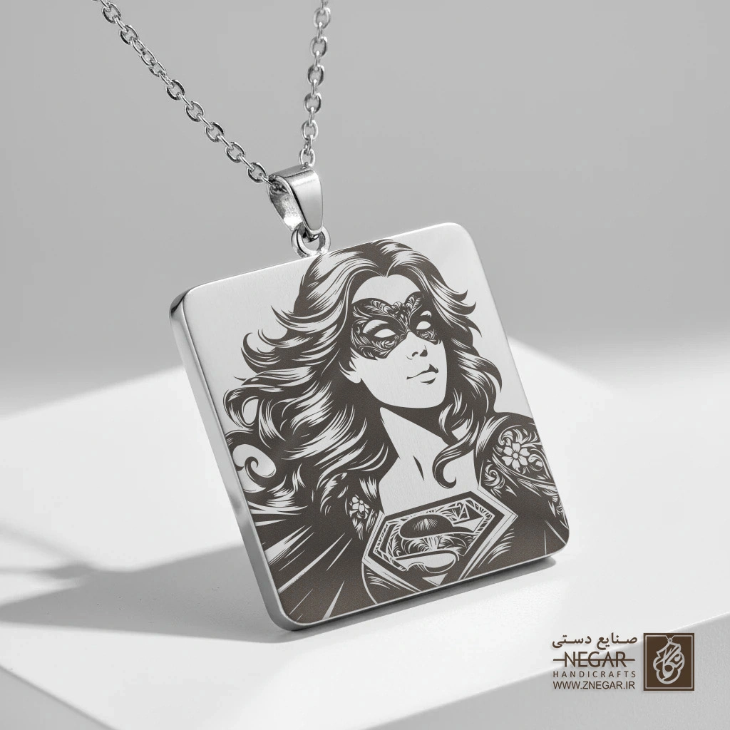گردنبند طرح پرتره نقاب‌دار سوپرگرل (حکاکی لیزری فایبر، مدل قاب مربع) کد 503478
