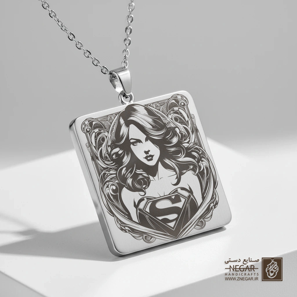 گردنبند طرح چهره کلاسیک سوپرگرل در قاب (حکاکی لیزری فایبر، مدل قاب مربع) کد 503479