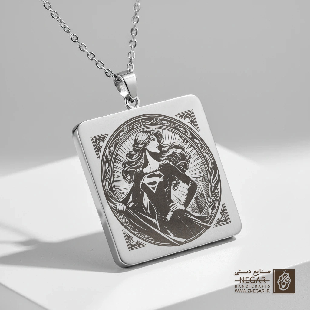 گردنبند طرح دایره‌ای سوپرگرل (حکاکی لیزری فایبر، مدل قاب مربع) کد 503481