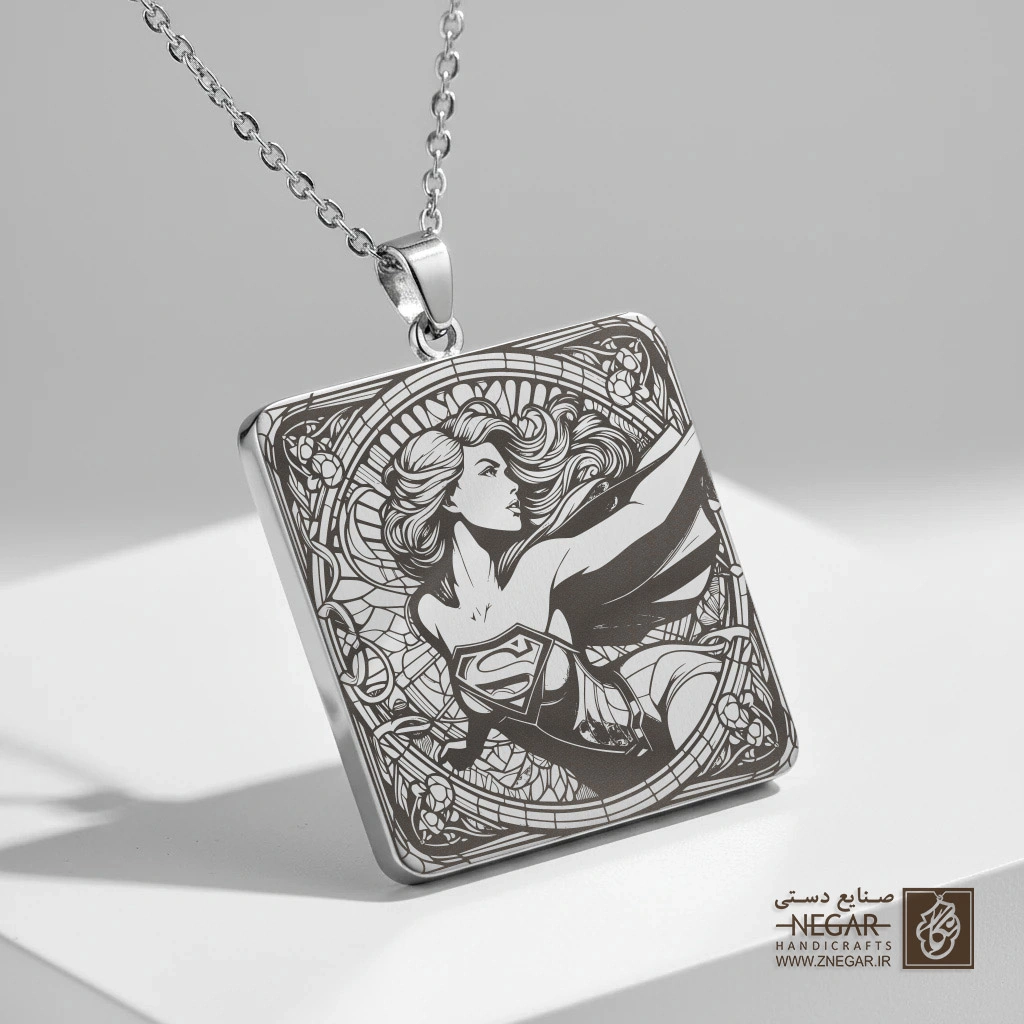 گردنبند طرح سوپرگرل در حال پرواز جانبی (حکاکی لیزری فایبر، مدل قاب مربع) کد 503485