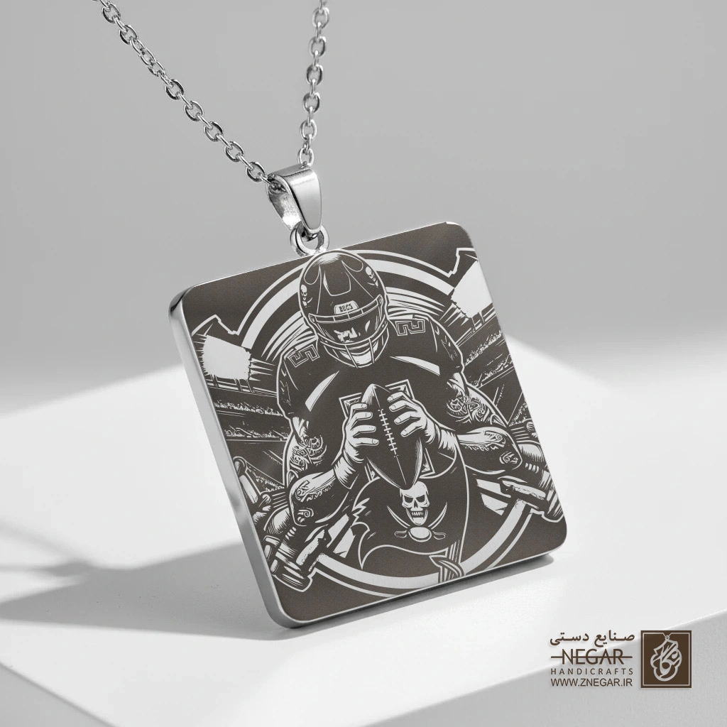 گردنبند طرح بازیکن باکنیرز در حالت هجومی (حکاکی لیزری فایبر، مدل قاب مربع) کد 503489