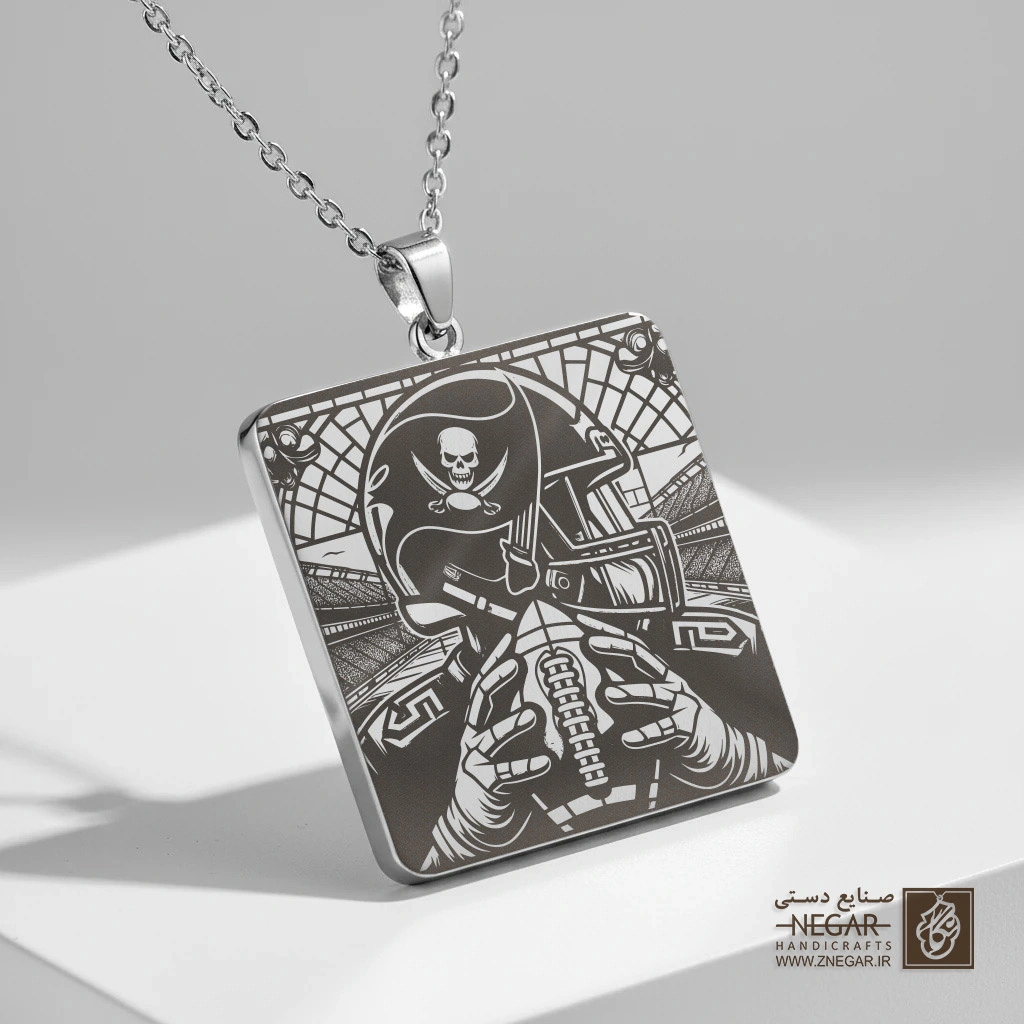 گردنبند طرح توپ فوتبال و دستان بازیکن باکنیرز (حکاکی لیزری فایبر، مدل قاب مربع) کد 503493