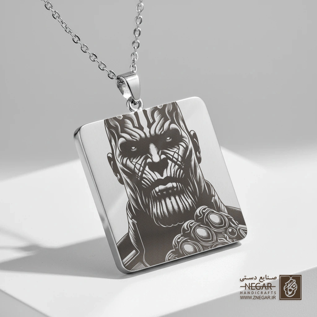 گردنبند طرح نمای نزدیک تانوس ( تاتو) (حکاکی لیزری فایبر، مدل قاب مربع) کد 503512