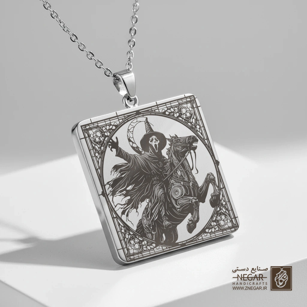گردنبند طرح اسب‌سوار شبح‌وار در قاب گوتیک (حکاکی لیزری فایبر، مدل قاب مربع) کد 503523