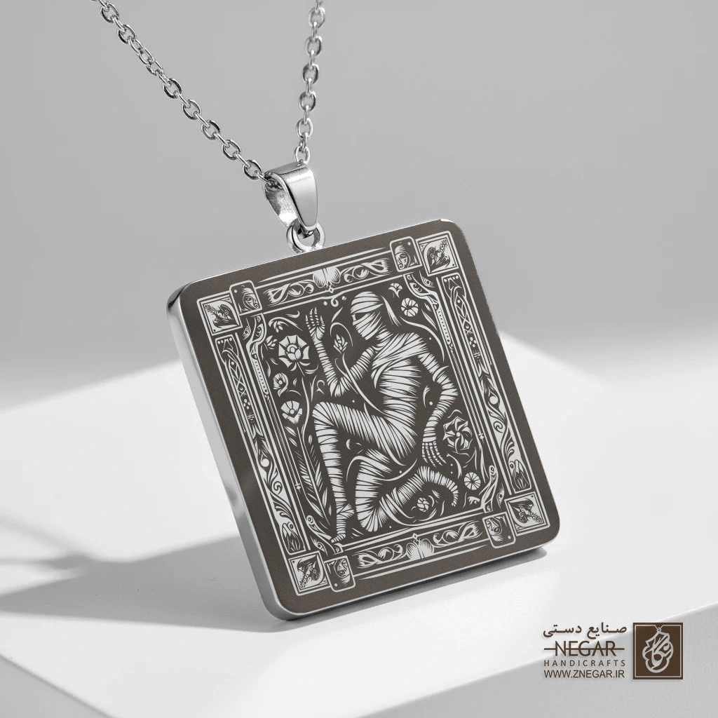 گردنبند طرح مومیایی نشسته در قاب اسلیمی (حکاکی لیزری فایبر، مدل قاب مربع) کد 503525