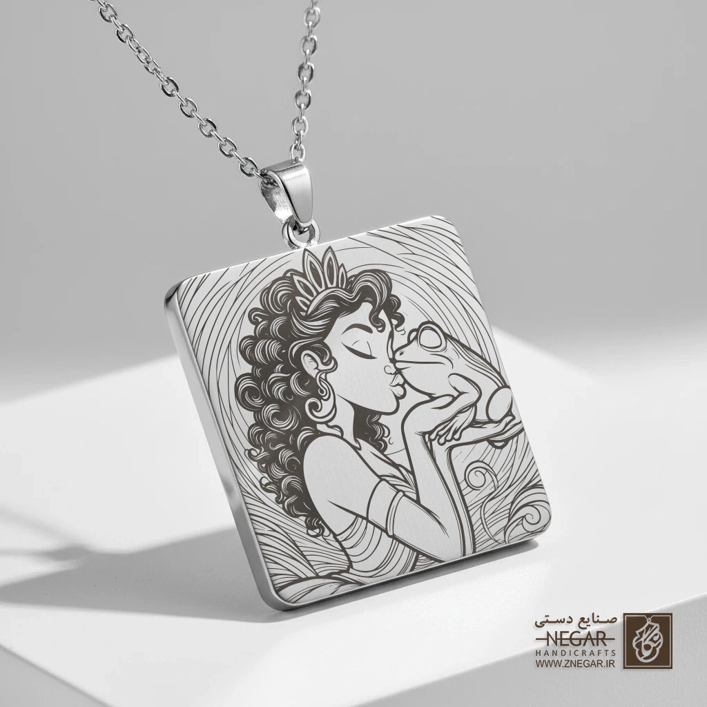 گردنبند طرح تیانا در حال زمزمه با قورباغه (حکاکی لیزری فایبر، مدل قاب مربع) کد 503558