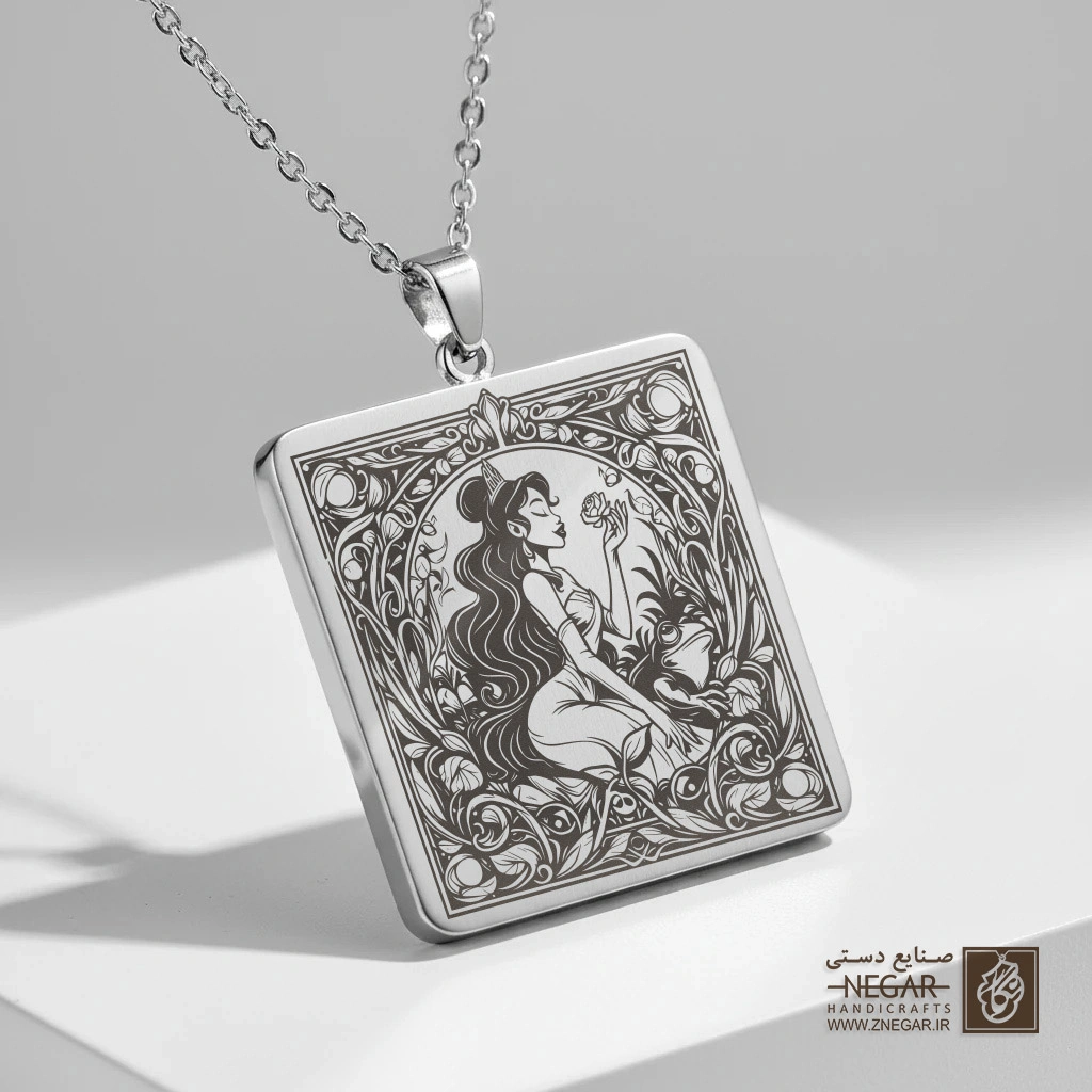 گردنبند طرح تیانا در میان باغ گل نیلوفر (حکاکی لیزری فایبر، مدل قاب مربع) کد 503560