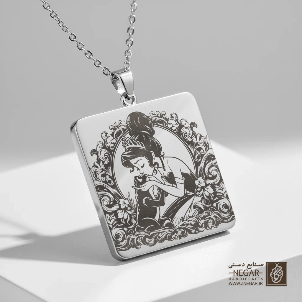 گردنبند طرح تیانا و قورباغه در قاب بیضی (حکاکی لیزری فایبر، مدل قاب مربع) کد 503565