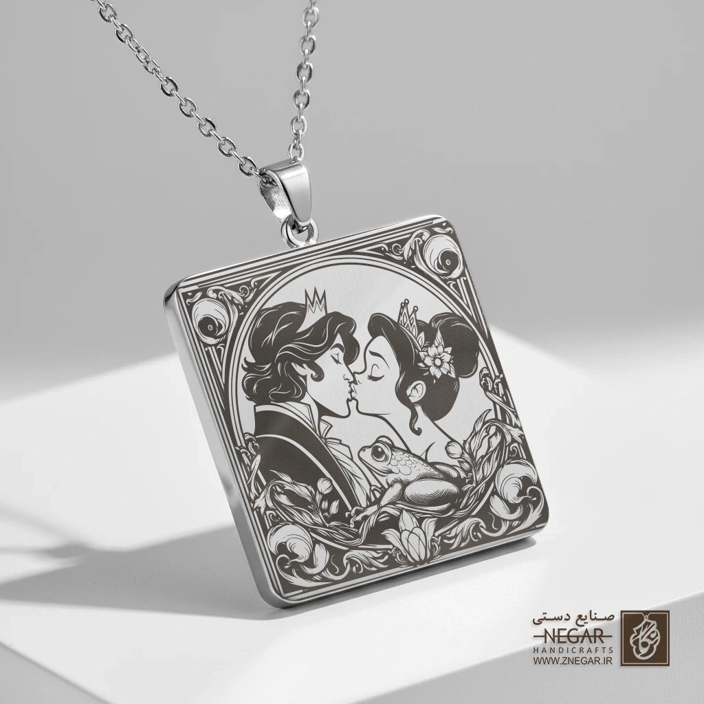 گردنبند طرح عاشقانه تیانا و شاهزاده (حکاکی لیزری فایبر، مدل قاب مربع) کد 503569