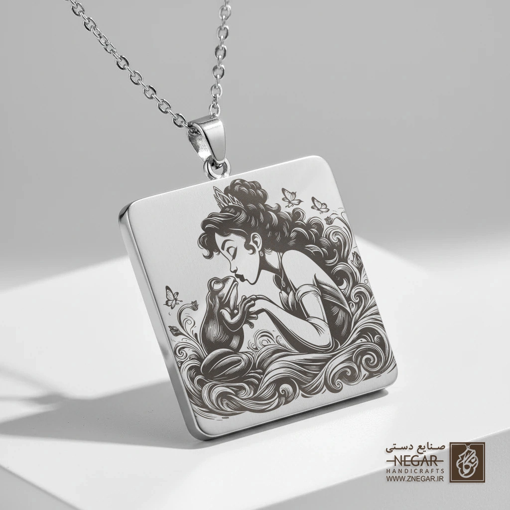 گردنبند طرح فانتزی تیانا در حال صحبت با قورباغه (حکاکی لیزری فایبر، مدل قاب مربع) کد 503570