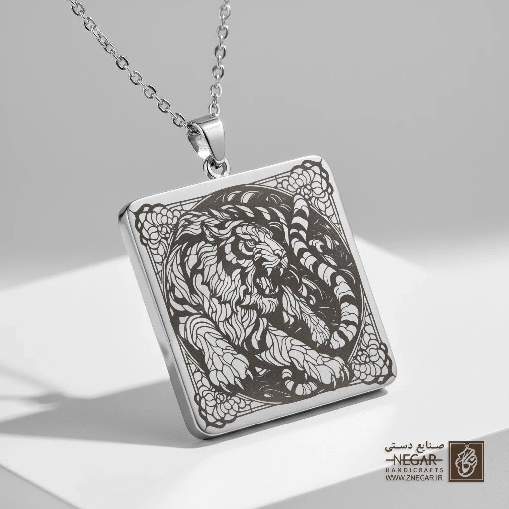 گردنبند طرح ببر وحشی در میان ابرها (حکاکی لیزری فایبر، مدل قاب مربع) کد 503571