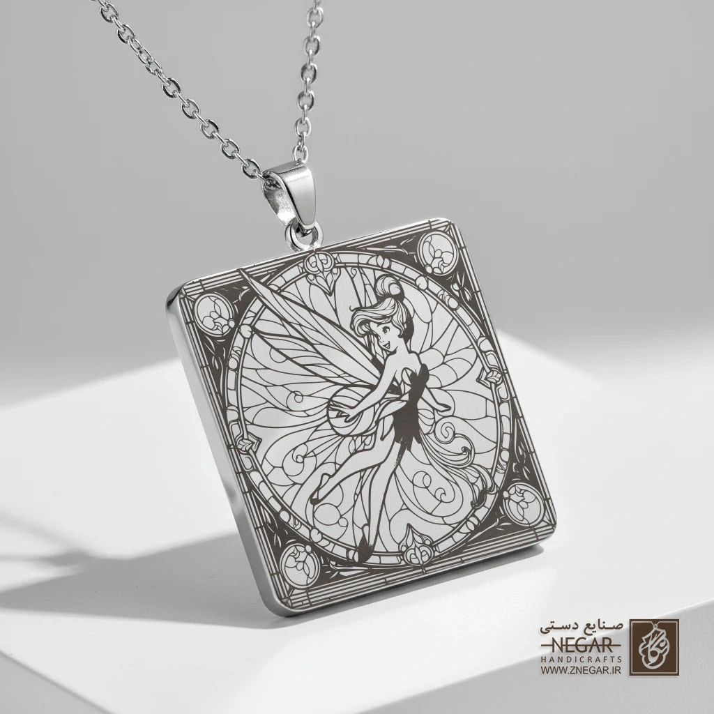 گردنبند طرح تینکربل بال‌دار در قاب مشبک (حکاکی لیزری فایبر، مدل قاب مربع) کد 503592