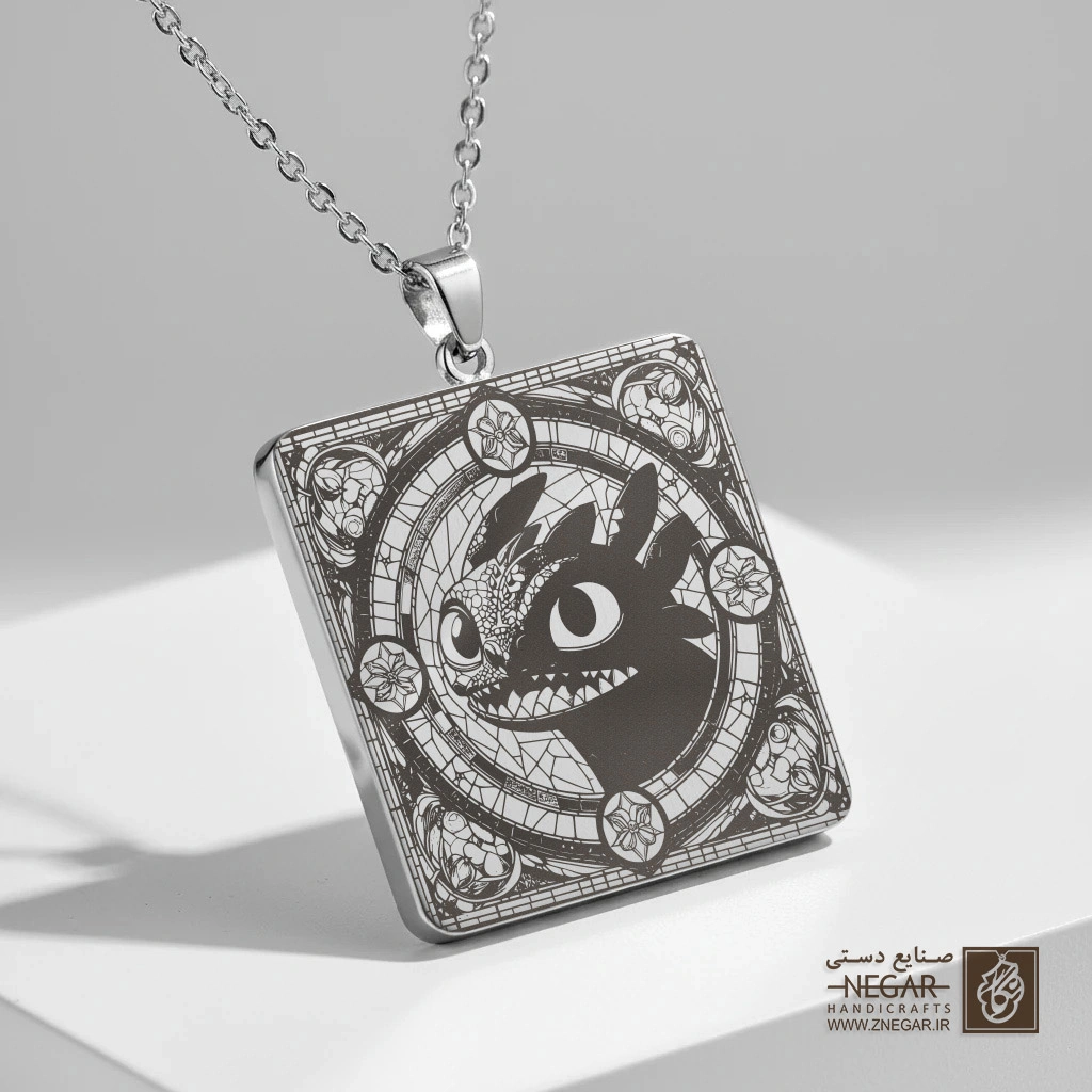 گردنبند طرح لبخند بی‌دندان در قاب دکوراتیو (حکاکی لیزری فایبر، مدل قاب مربع) کد 503601