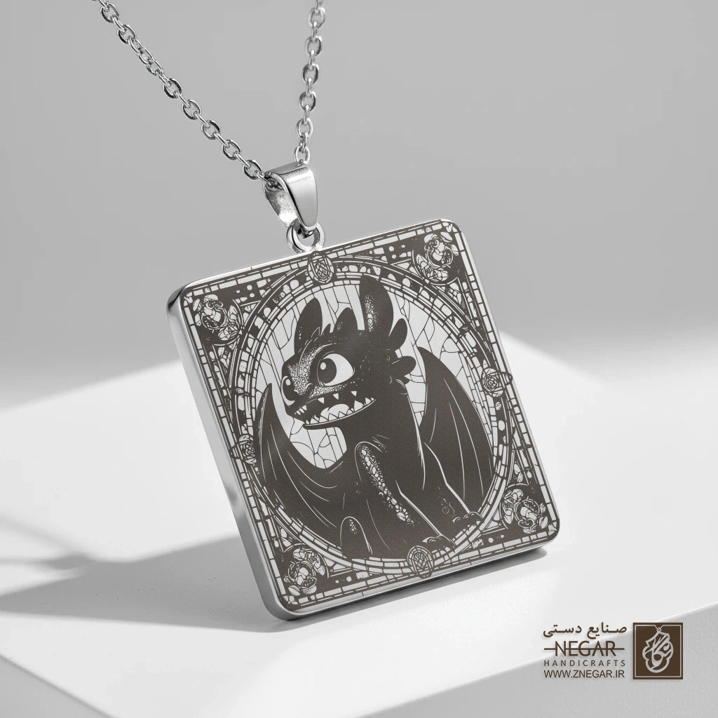 گردنبند طرح نیم‌رخ بی‌دندان در قاب دایره (حکاکی لیزری فایبر، مدل قاب مربع) کد 503608