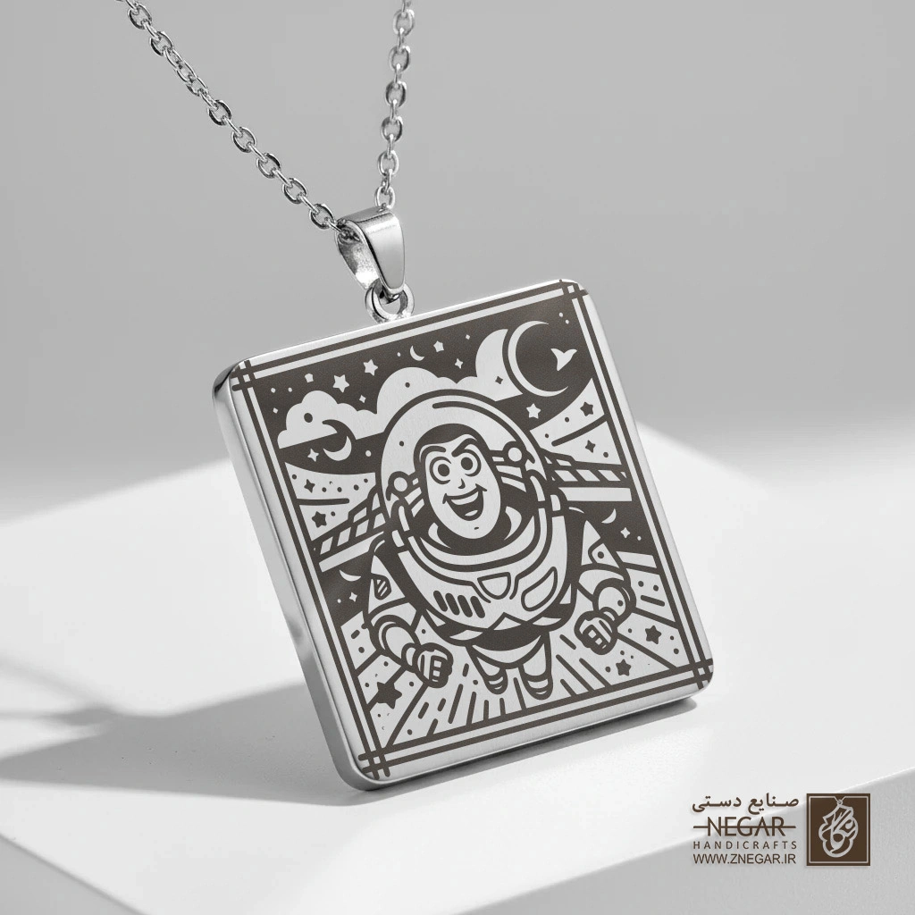 گردنبند طرح پرواز باز لایتیر در فضای بی‌کران (حکاکی لیزری فایبر، مدل قاب مربع) کد 503630
