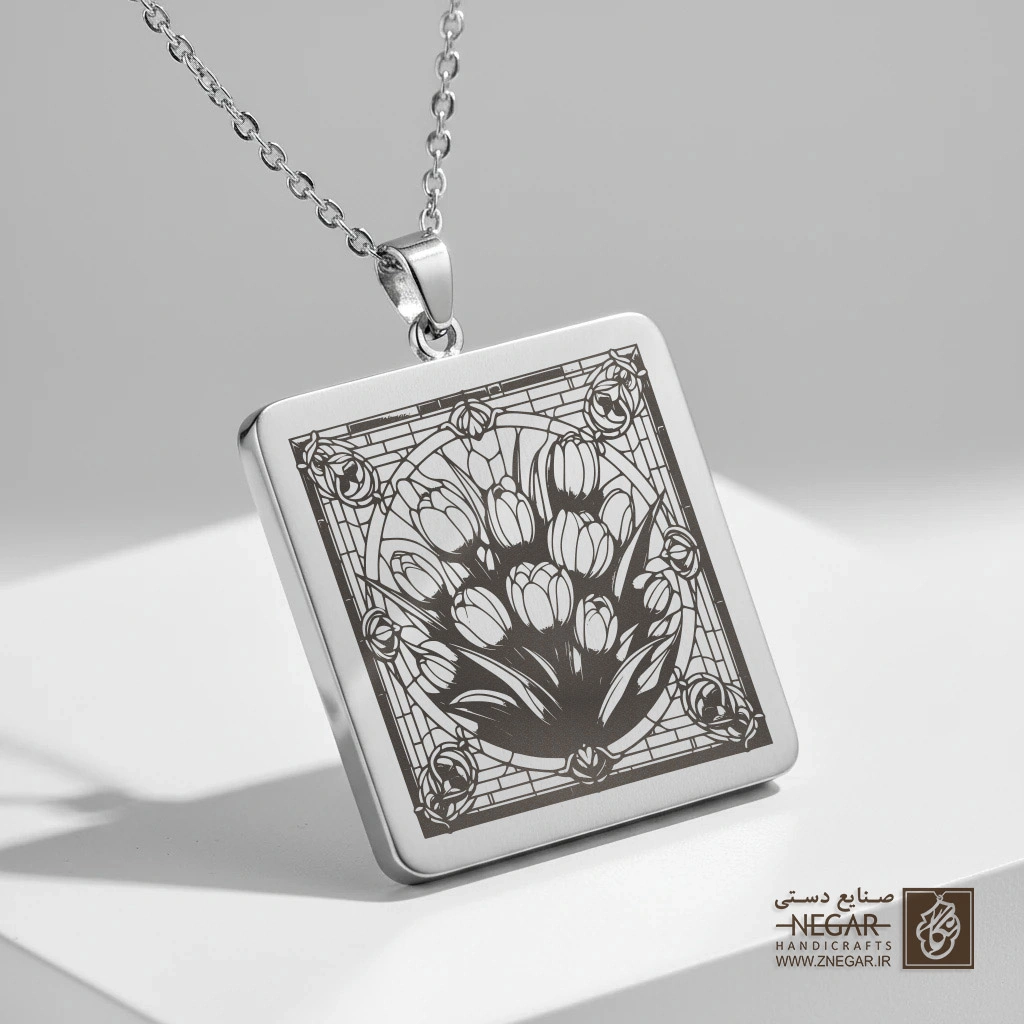 گردنبند طرح گل‌های لاله در قاب دایره‌ای (حکاکی لیزری فایبر، مدل قاب مربع) کد 503675