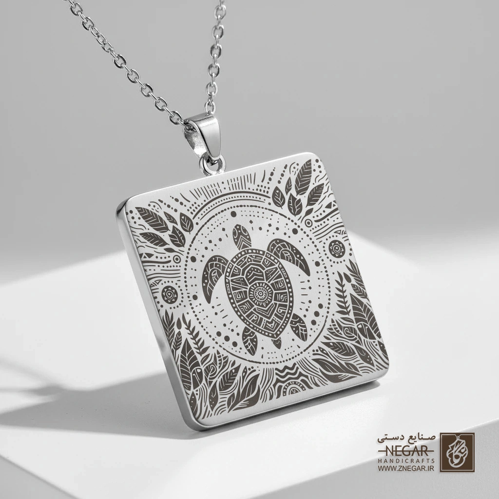 گردنبند طرح ماندالای لاک‌پشت دریایی (حکاکی لیزری فایبر، مدل قاب مربع) کد 503678