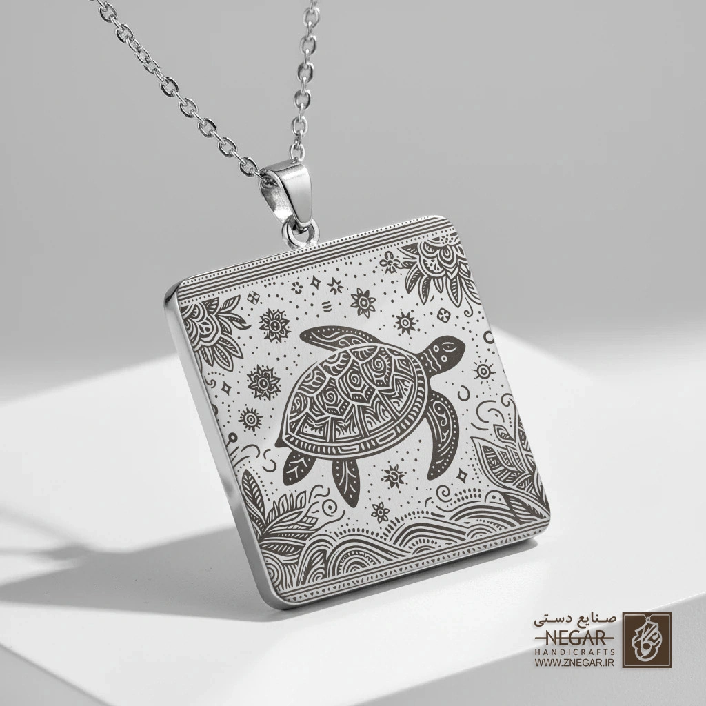 گردنبند طرح لاک‌پشت در میان ستارگان و گل (حکاکی لیزری فایبر، مدل قاب مربع) کد 503683