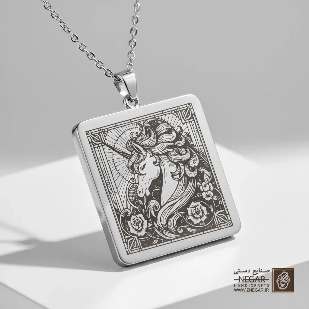 گردنبند طرح پرتره تک‌شاخ در میان گل‌های رز (حکاکی لیزری فایبر، مدل قاب مربع) کد 503729