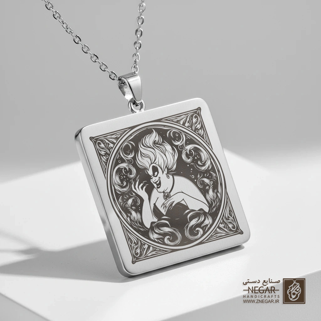 گردنبند طرح اورسولا در قاب دایره‌ای هنری (حکاکی لیزری فایبر، مدل قاب مربع) کد 503748