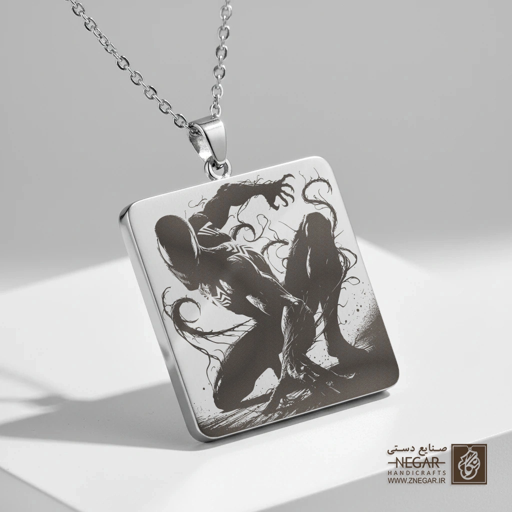 گردنبند طرح ونوم آماده نبرد (حکاکی لیزری فایبر، مدل قاب مربع) کد 503759