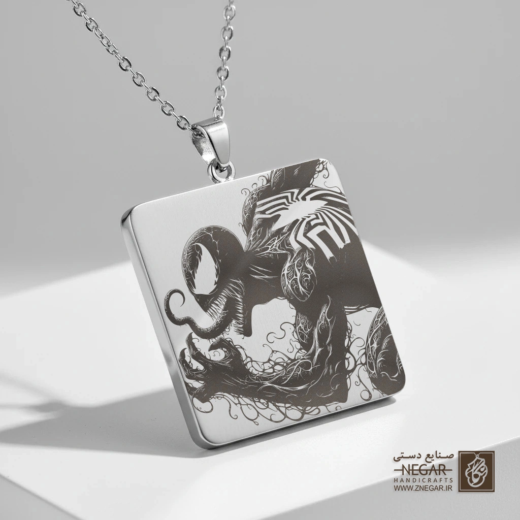 گردنبند طرح نیم‌تنه ونوم با جزئیات بالا (حکاکی لیزری فایبر، مدل قاب مربع) کد 503760