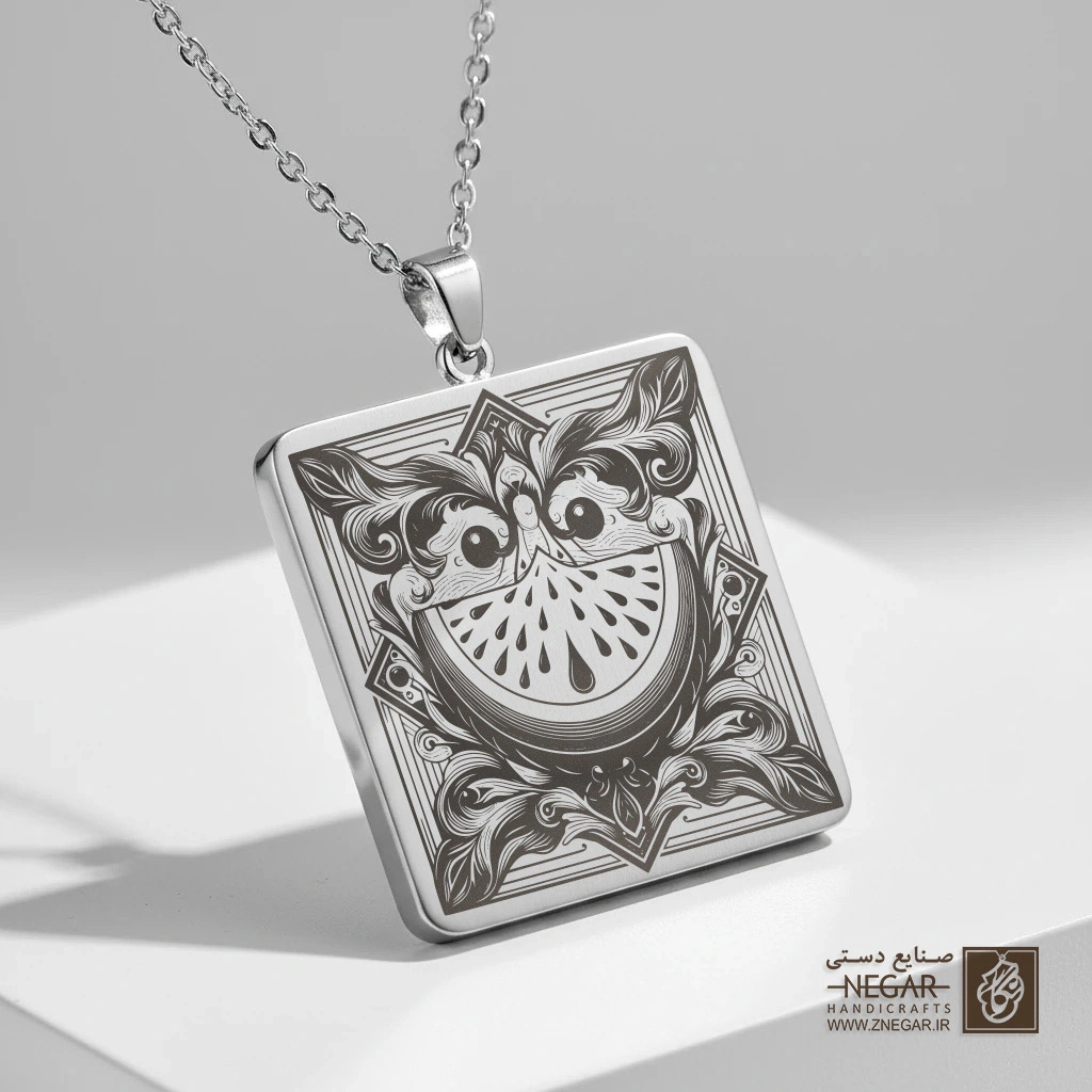 گردنبند طرح قاچ هندوانه در قاب هنری (حکاکی لیزری فایبر، مدل قاب مربع) کد 503798